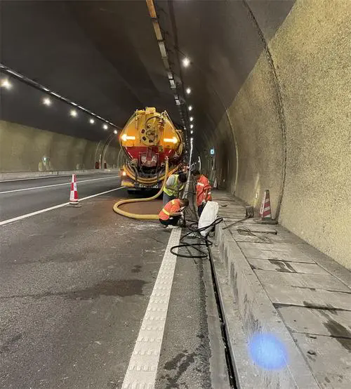 昭觉隧道排水渠清淤